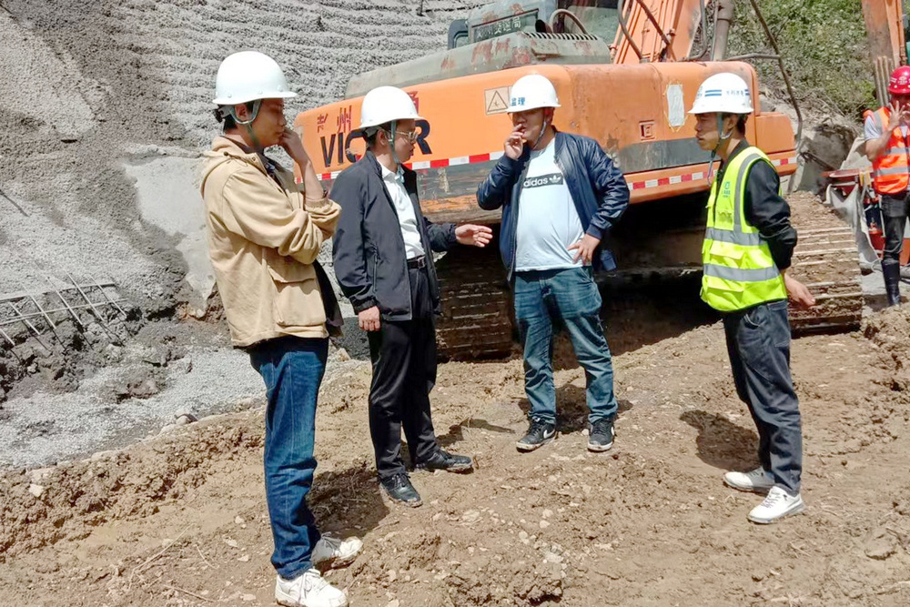 1651109305866660.jpg 大關(guān)縣出水堰項目現(xiàn)場檢查1.jpg